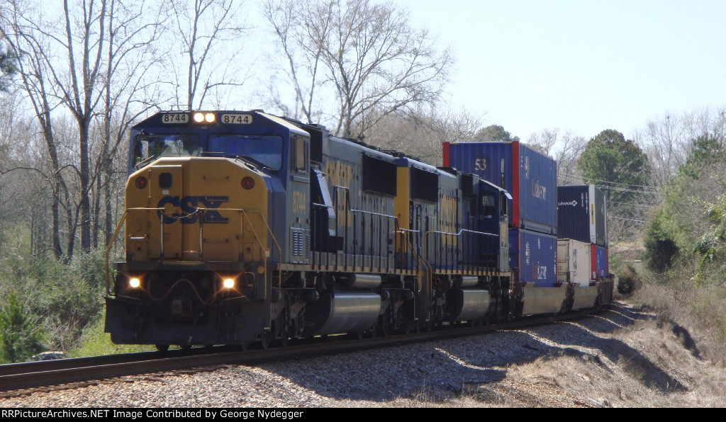 CSX: Intermodal waiting for the signal to change